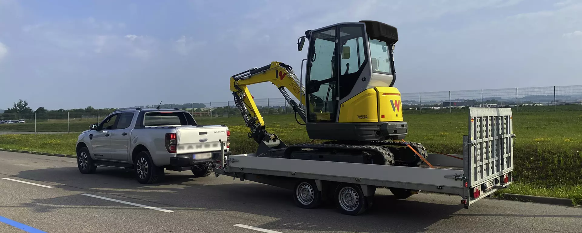 <h1 style="letter-spacing: 1px;"><u>Mini-Pelle 2.6T + Remorque</u></h1> - Image 2